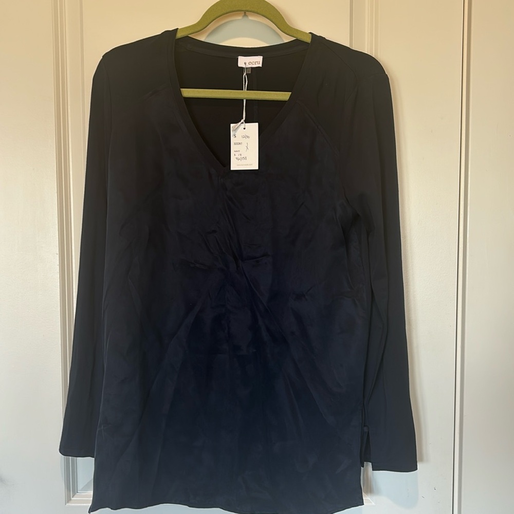 NWT Ecru Pullover v-neck top.   size Small